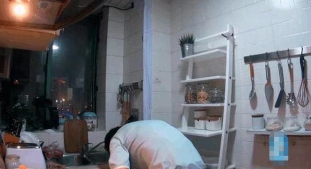 晒晒杨迪如今住的房子，厨房连橱柜也没有，勺子什么都是挂在墙上