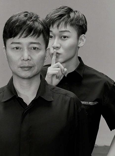 刘奕君和儿子合体拍大片!黑衬衫穿出大佬范气场全开,比儿子还帅