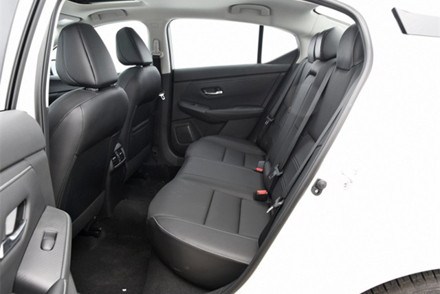 日产轩逸|终于扳倒朗逸了！轴距2米7，油耗4.9L，连续两个月销量4万+