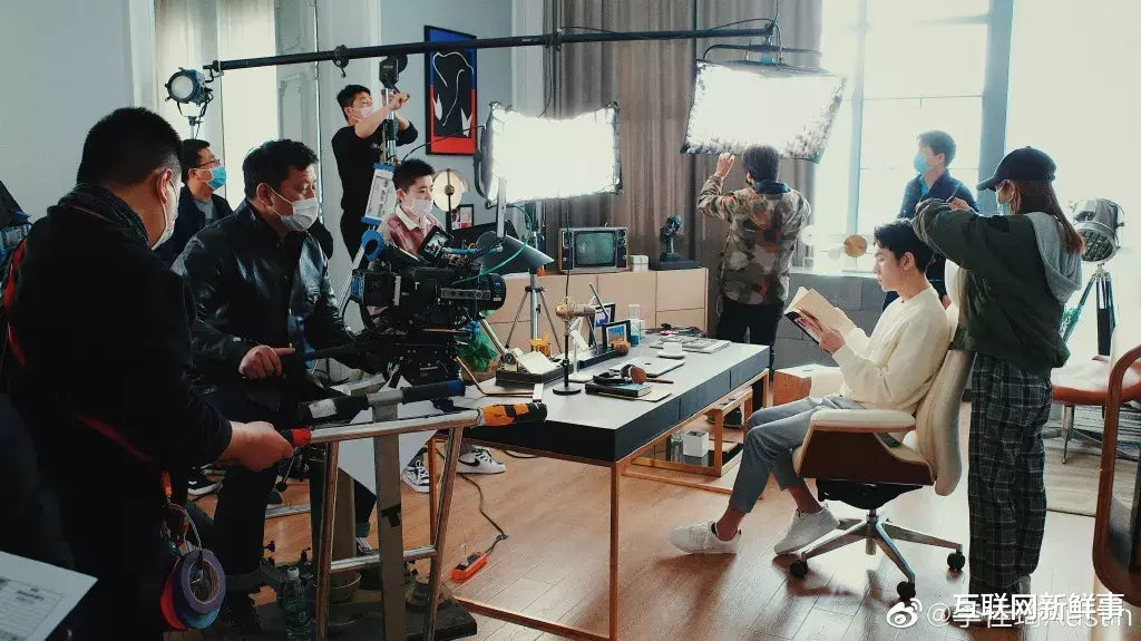 「王一博」抱薇娅大腿市值飙升30亿，董事套现1亿元后跌停，易碎的“网红概念股”