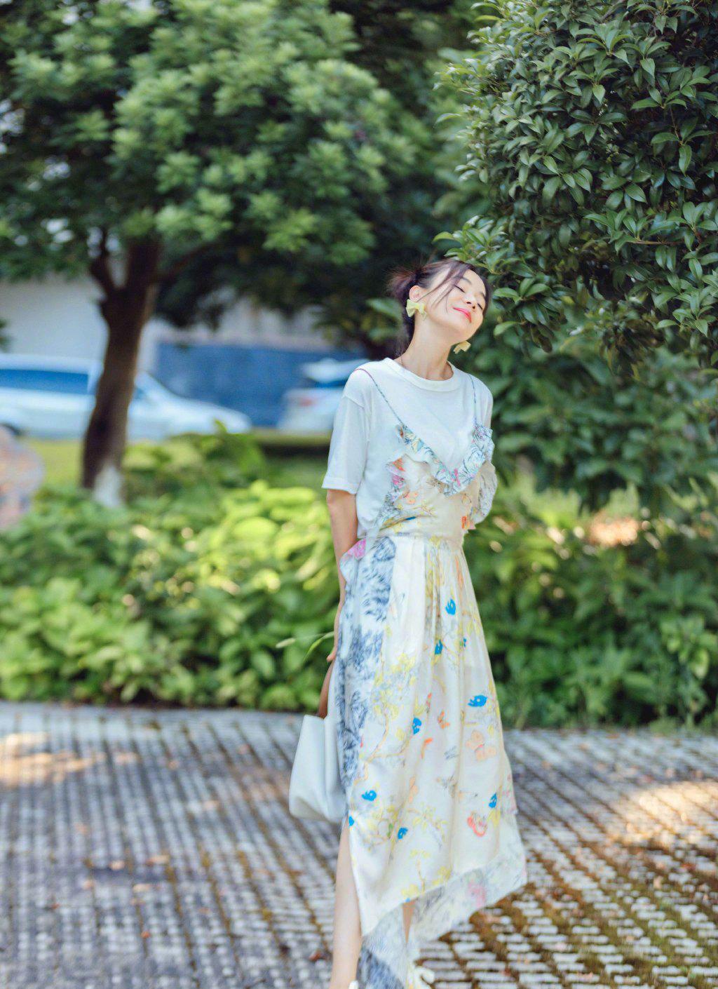 袁姗姗|袁姗姗真会穿，扎高马尾配小樱桃连衣裙，美成18岁清新少女