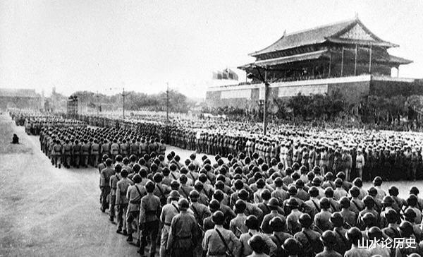 开国大典|最牛黑帮大佬，开国大典站在伟人身边，死后被总理亲自葬入八宝山