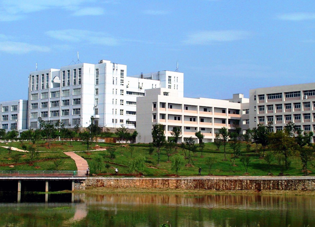 |高考分数二本压线?别着急想复读,看完这三所大学再做决定!