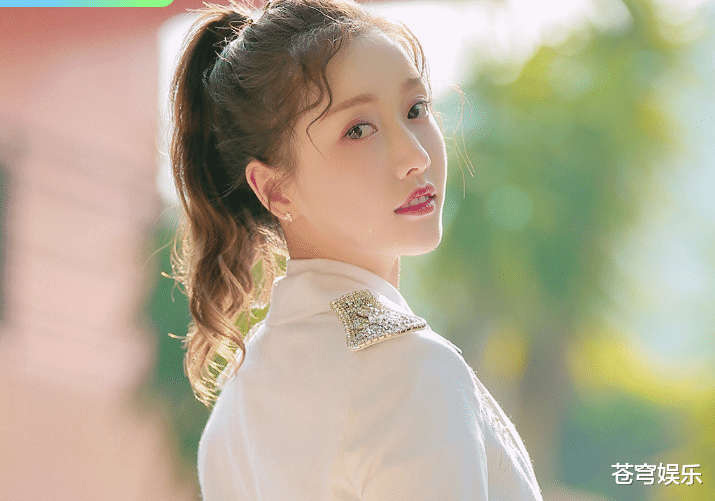 「c位」《创3》首发成团位新合照，林君怡站C位，我却在关注她身边这2人