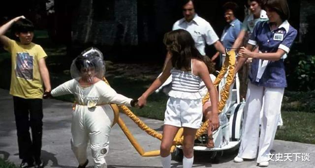 文史天下谈|“泡泡男孩”：12岁才走出隔离罩，在死亡前才首次触摸到妈妈