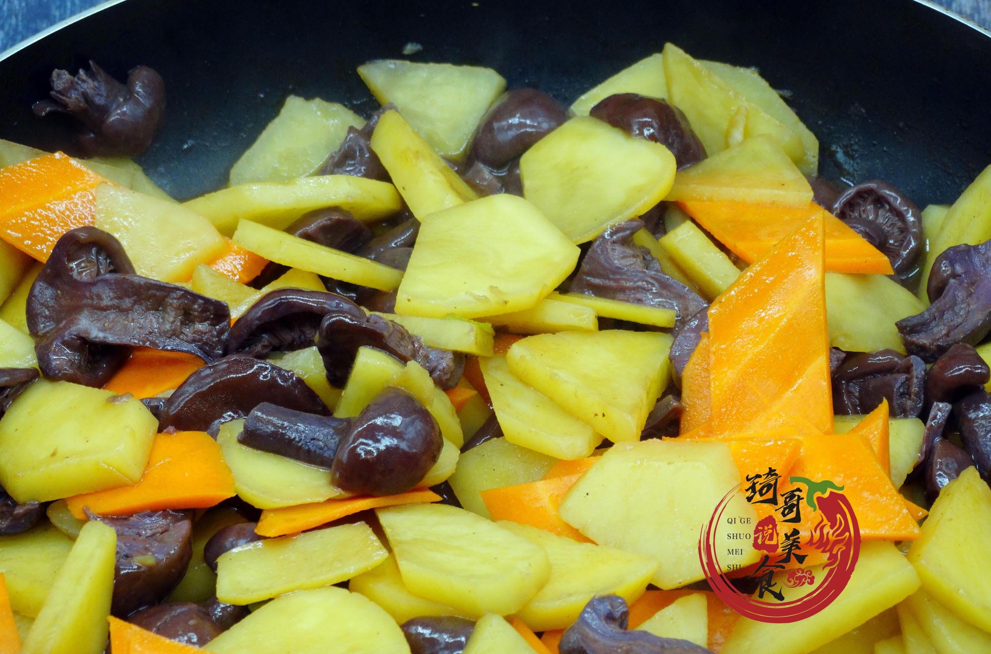 『土豆』土豆和它一起炒是“天然泻药”，轻松排出黑臭宿便，口臭都没有了