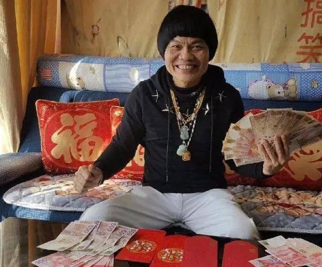 |参观八两金现实中的家，装修浮夸房子老旧，出门却必带金链子