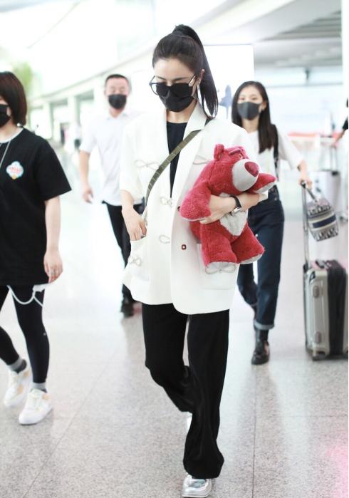 西装|薇娅明星感越来越强，穿短袖西装扎高马尾，黑白装也能穿得很高级