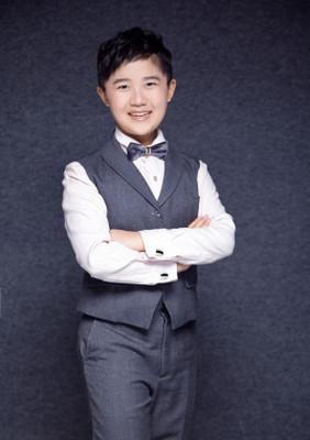 贾云哲|他是马伊利的儿子,如今20多岁像个小学生,为了长高只能靠激素