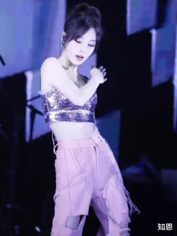 「冯提莫」冯提莫有多大胆?演唱会上穿20cm短装,粉丝:这腰我来守护