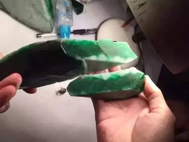 「翡翠」一块有着镇店之宝之称的翡翠原石,一刀切开,众人炸开锅了!