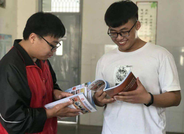 |高考成绩在400分左右，报考省内还是省外大学？两者谁更有优势