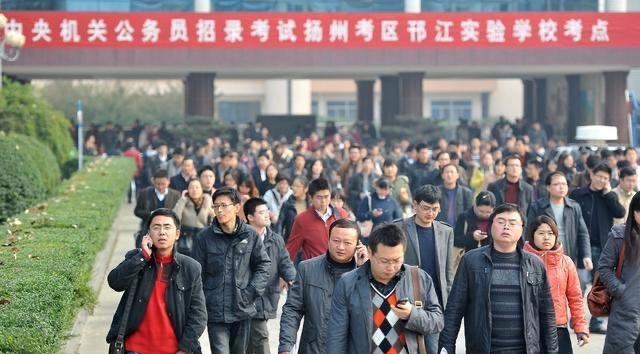 【退休】我国的公务员人数已经很多了，为什么每年还要大批招人？