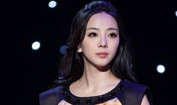 金莎|央视“花旦”李思思，连续7年主持春晚，今低调嫁人活成这样