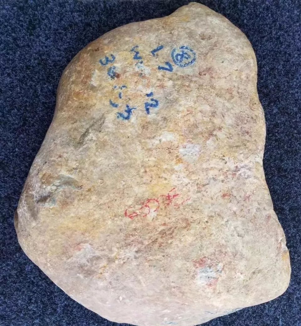 @姑娘酒后耍酒疯，执意8800买下原石，一刀切开仅剩下一块钱！