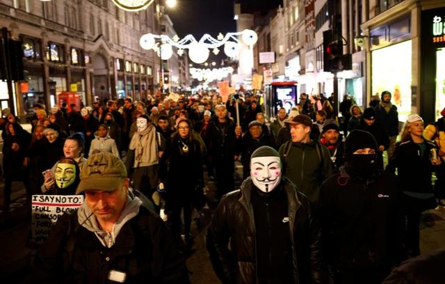“把我們國傢還回來！”英國第二次全國封鎖，倫敦爆發抗議遊行-圖2