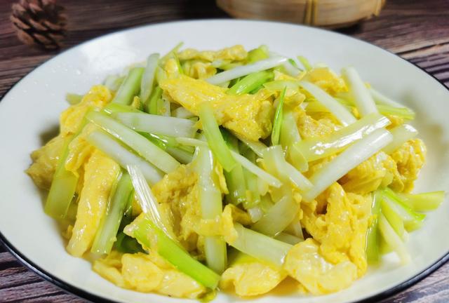 韭菜|陪老公回农村老家,婆婆下厨做了4个菜,饭后偷偷给婆婆2000元钱