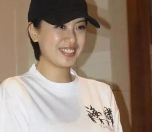 让子弹飞|在《让子弹飞》中被扯下“肚兜”,表演自如的临时演员,如今怎样