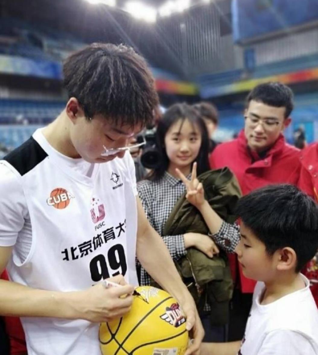 周琦：CUBA小将搬巨型轮胎，周琦再次无辜躺枪