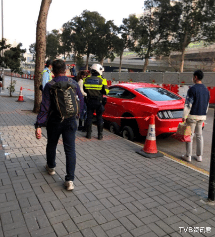 TVB资讯君 一视同仁!TVB人气夫妇闹市中违泊红色跑车,当众被开罚单兼拖车