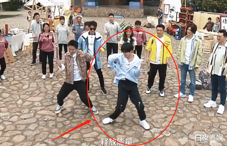 蔡徐坤■《跑男8》预告来袭，大家都在关注，第一次当MC的蔡徐坤的坐姿