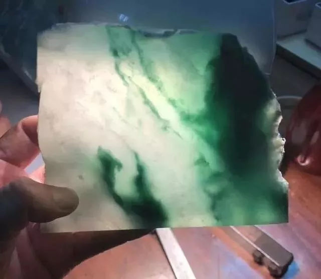 【橄榄核】没人看好的翡翠原石，切出高冰飘花，小哥哥都笑呆了