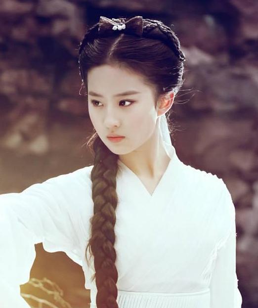 小龙女|同样是小龙女，躲过陶虹劣质龙角，避开陈妍希假鸡腿，却被她雷到