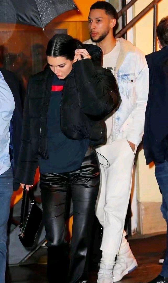 布克▲詹娜与布克野外约会？西蒙斯：你们猜我干嘛呢？网友：贵圈真乱