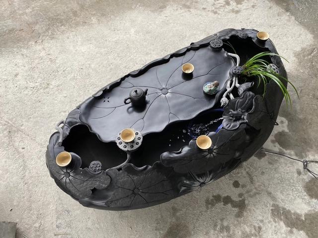 雕刻|历时30天，把长1.4米的石头砸成荷叶鱼缸，还在上面制成茶台