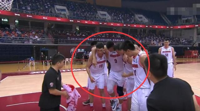 广东男篮|永远的大哥！易建联受伤后，队友这举动让人动容：活该十连冠