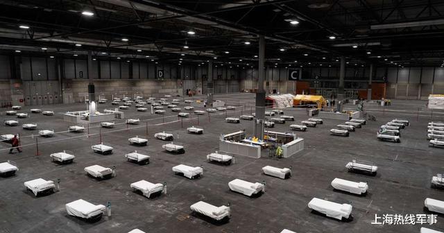 西班牙队▲意大利70辆军车拉尸体，西班牙火葬场也爆表，奥运冰球场成停尸间