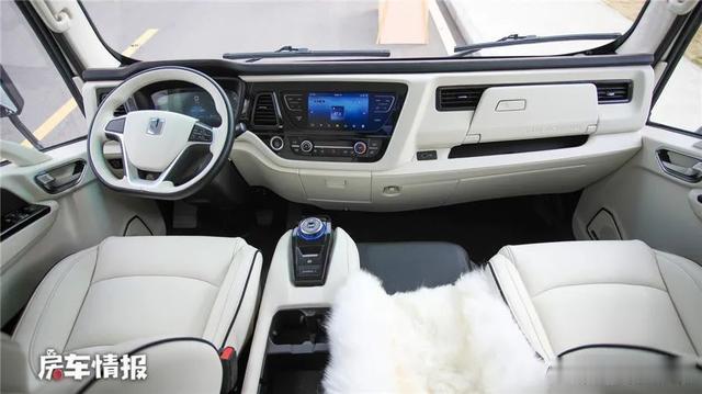 房车■续航500公里的新能源房车，自带“发电机”充电省事儿，住一家6口