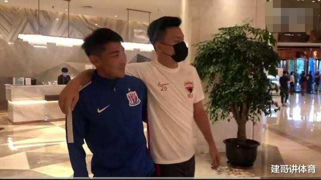 广州恒大|郜林深情凝视于汉超：我还是29号，你还好吗