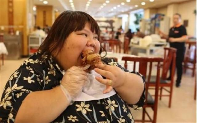 |宠妻狂魔?丈夫将校花妻子养到300斤,究竟是爱她还是害她?