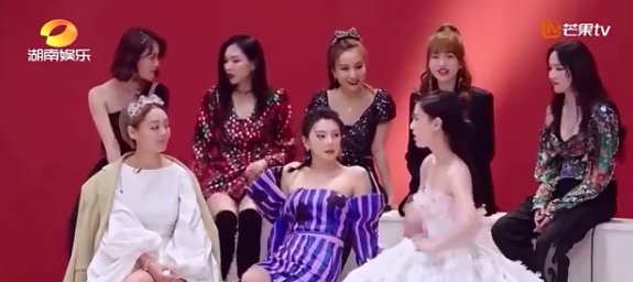 姐姐▲《姐姐》主题曲直拍来了！看清c位是谁，网友：意料之中