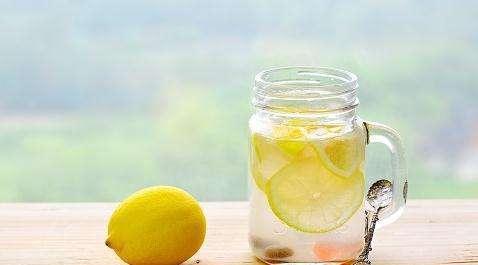 [柠檬]自己泡柠檬水时，这一点不懂的话，泡的柠檬水又苦又没营养！