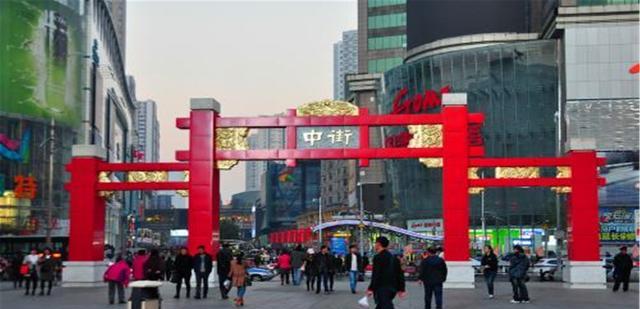 上海市 中国最长步行街有个“吸睛”商场，外形像是西式宫殿，人气旺盛