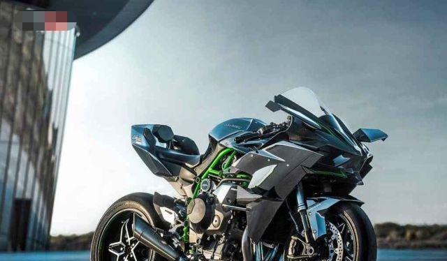 『宝马』72万川崎车位被霸占，宝马司机很嚣张破摩托要啥车位啊