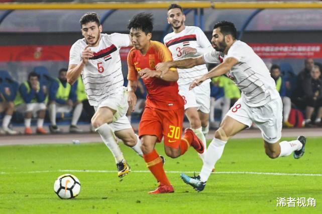 国足|深夜21点！国足传来好消息：世预赛劲敌遭重创，晋级12强赛稳了