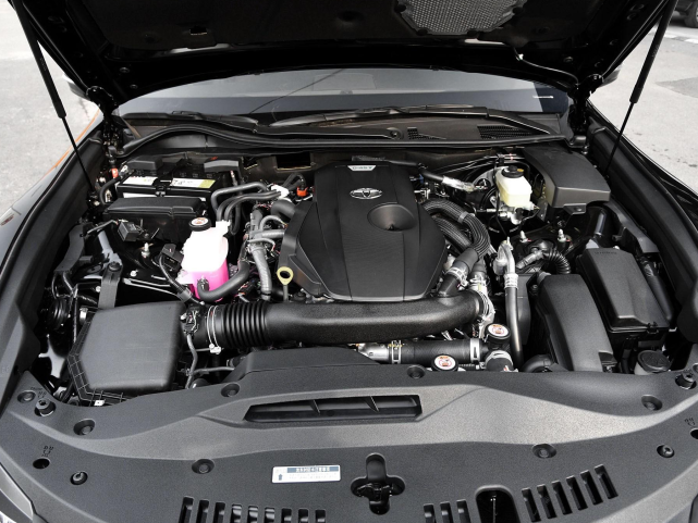 丰田皇冠|又一豪车倒下了！从80万跌至23万，连螺丝钉都是精品，却无人问