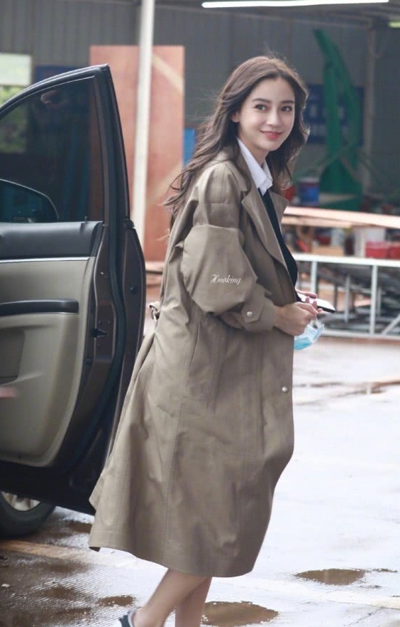 #Angelababy#baby刚下车就被抓拍，“魔芋腿”超乎想象，回眸一笑谁顶得住？