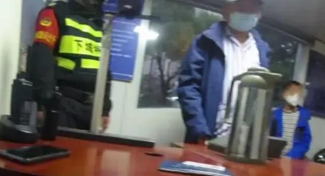 「疫苗」心酸！生命只剩两个月，绝症父亲大街上送孩子：想给他找个好人家