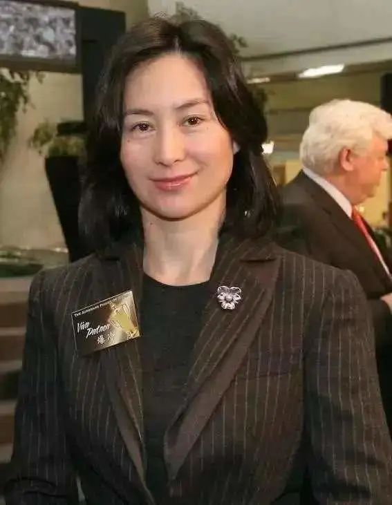 「面相」何超琼和孟晚舟的面相像极其的相似,顶级富豪皮囊为何都像千篇一律?