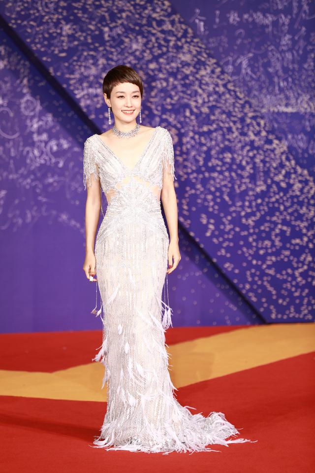 「穿衣搭配」马伊琍这身穿搭暴露中年女性日常状态，虽然“油腻”，但是接地气