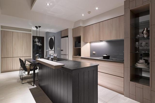 []大夏天做饭热到50℃，厨房装凉霸到底管用吗？原来太多家庭想错了