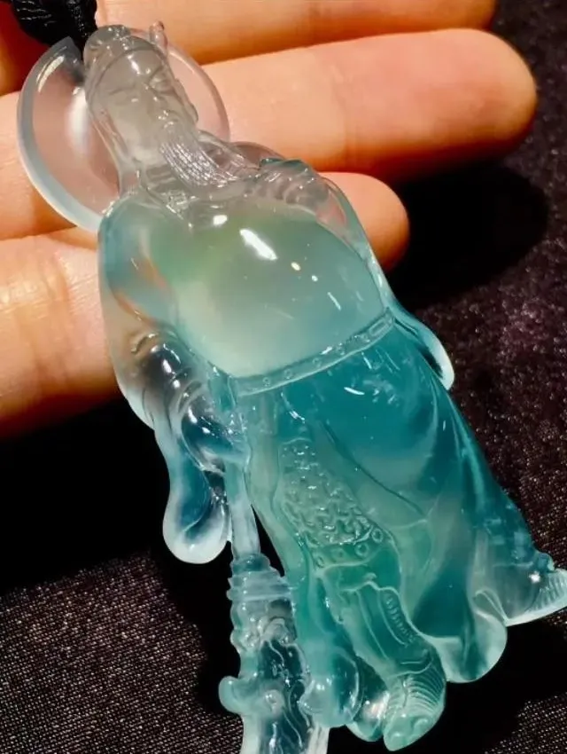翡翠|高冰晴底翡翠片料，设计雕刻关公，不得不佩服玉雕师的创作灵感！