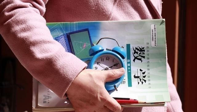 教师|中小学教师延迟退休是一场教育灾难,为何到龄教师仍争相申请延迟