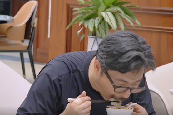 李湘|李湘真能装！在家戴墨镜和王岳伦吃轻食晚餐，看清食物：有钱真好