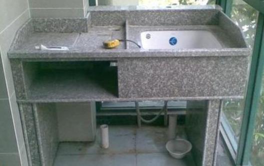 ##越来越多人喜欢在阳台装洗衣池,聪明人看见直点头,方便又省水