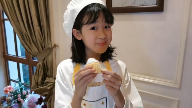 「陆毅」陆毅陪女儿做蛋糕玩游戏，贝儿化身小厨娘亲手喂爸爸，豪宅厨房宽敞超奢华